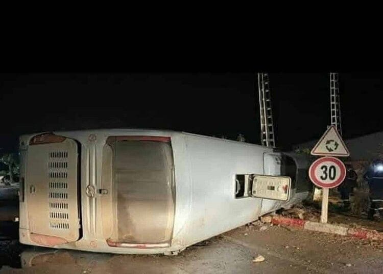 Drame nocturne : deux accidents de bus tragiques en Algérie Bus renversé sur le côté lors d'un accident nocturne en Algérie.