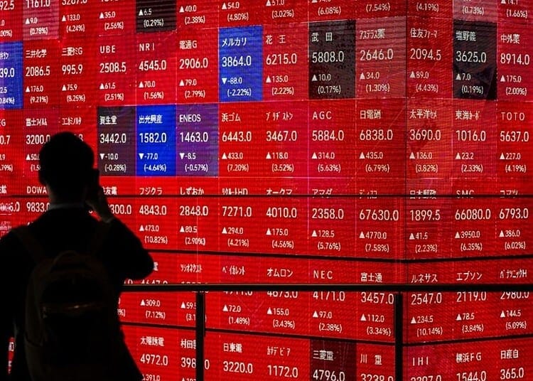 Algérie : le marché de l'IA atteindra 1,69 milliard $ en 2030 Investisseur observant un tableau boursier numérique en rouge.
