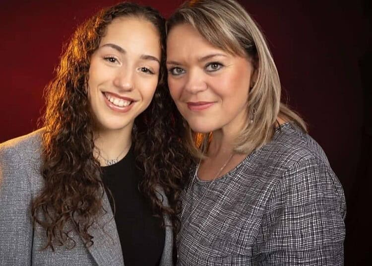 Stéphanie Nemour avec une jeune femme, sourire et proximité.