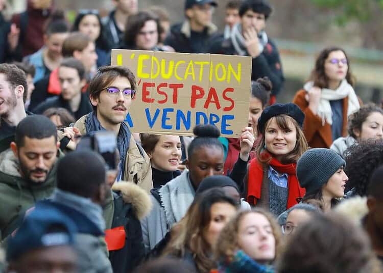 Nouvelles règles : impact sur les frais pour étudiants étrangers Étudiants manifestant pour l'éducation gratuite et accessible.