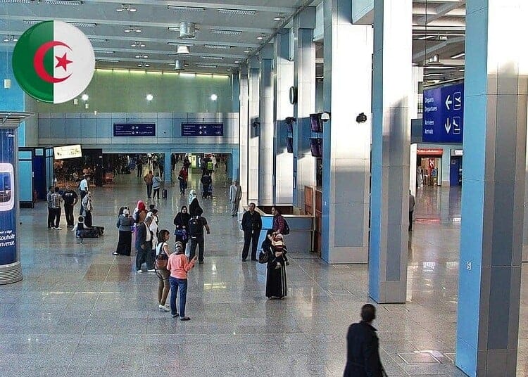 Passagers à l'aéroport d'Alger avec signalisation de sécurité.