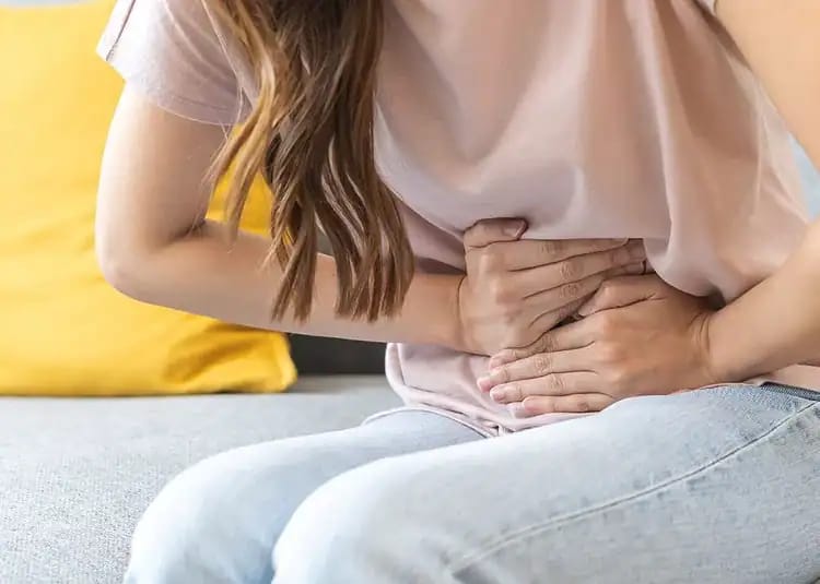 Femme souffrant de douleurs abdominales, mal de ventre.