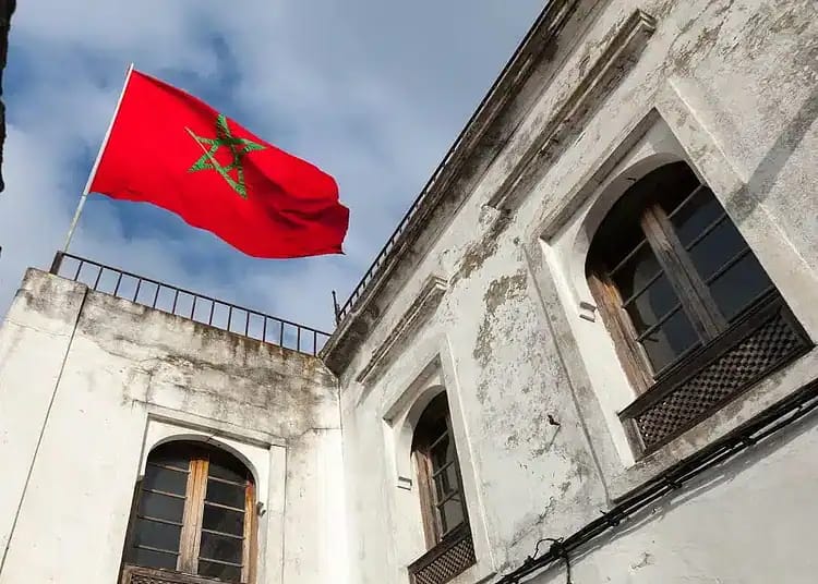 Algériens au Maroc : ce qui change pour les voyageurs Femme en travail dans la rue au Maroc, refus à l'hôpital.