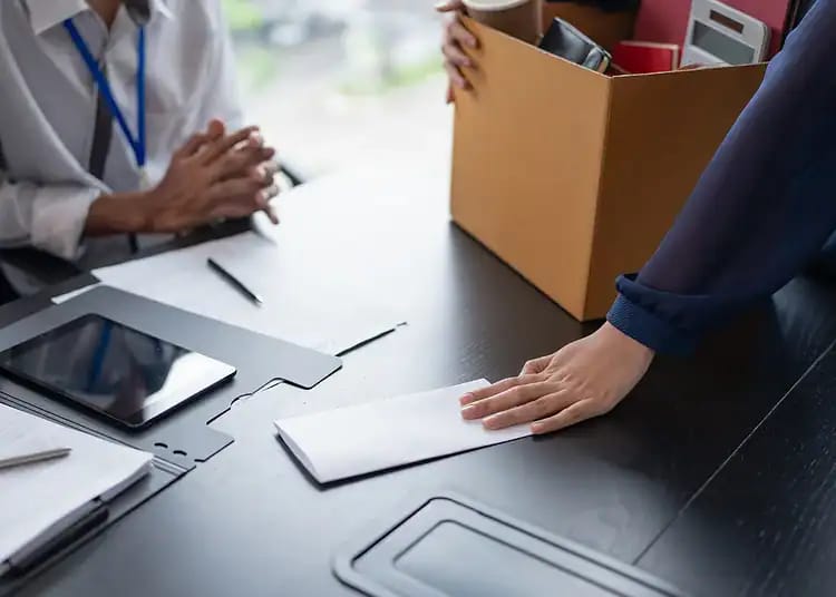 Les métiers en vogue en France pour 2026 Groupe de professionnels en réunion pour discuter des métiers en vogue en France 2026.