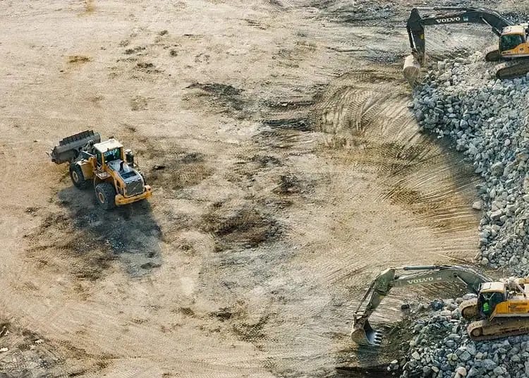 Algérie : nouveaux projets miniers bouleversent le secteur Engins de chantier minier en action dans un site en Algérie.