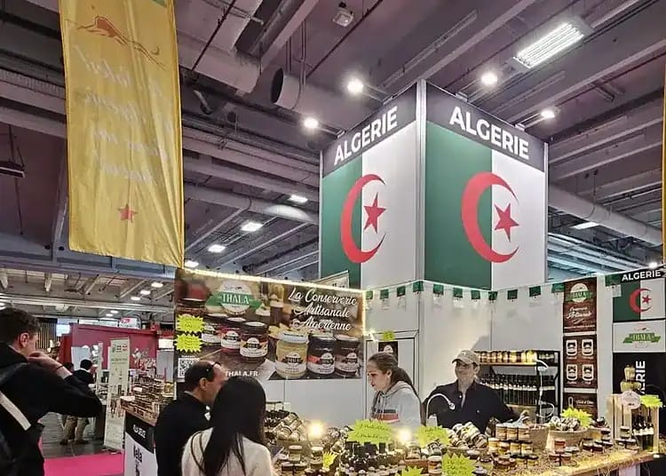 Produits Algériens brillent : révélation du Salon Macfrut Italie Exposants algériens présentent des produits traditionnels au Salon Macfrut.