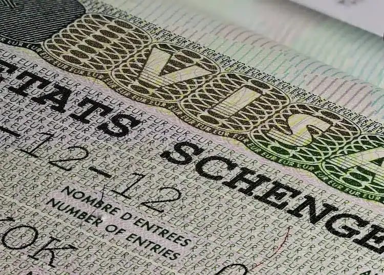 Visa aboli : qui profite de l'accord entre l'Algérie et la Belgique ? Visa Schengen pour la Belgique avec tampon et détails.