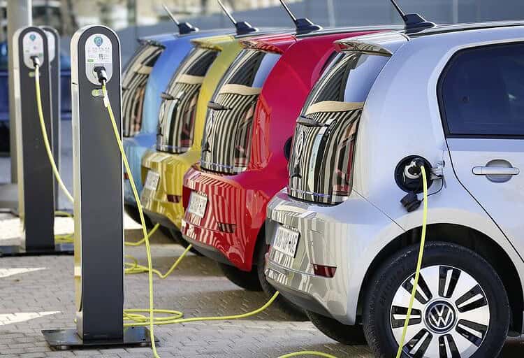 Découvrez le nouveau service pour voitures électriques à Alger Voitures électriques colorées en charge dans une station de recharge à Alger.