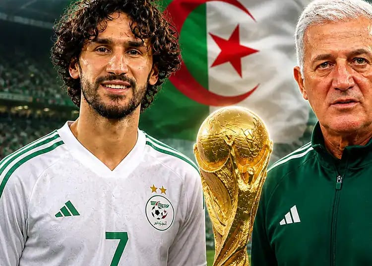 Yacine Adli avec le maillot de l'équipe d'Algérie et le trophée de la Coupe du Monde.