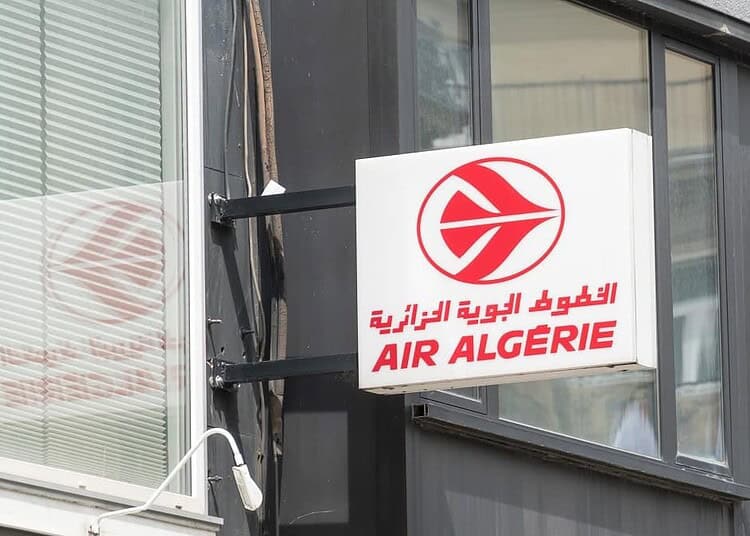 Logo d'Air Algérie affiché sur la façade d'un bâtiment moderne.