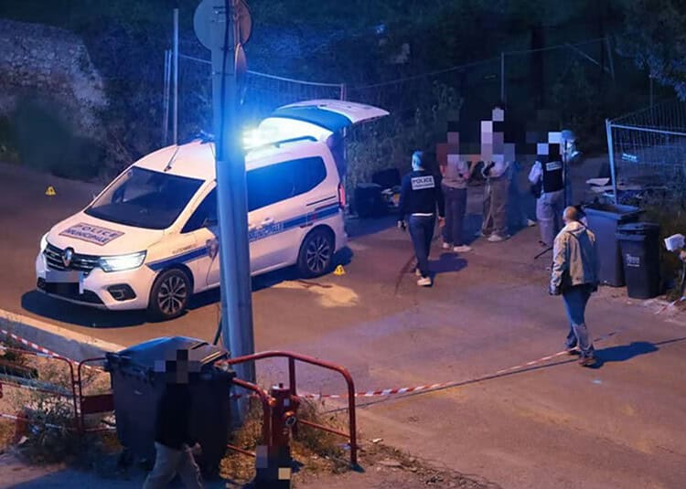 Police et témoins sur la scène d'un incident à Marseille la nuit.