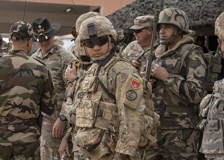 Soldats américains en uniforme dans une zone militaire au Maroc.
