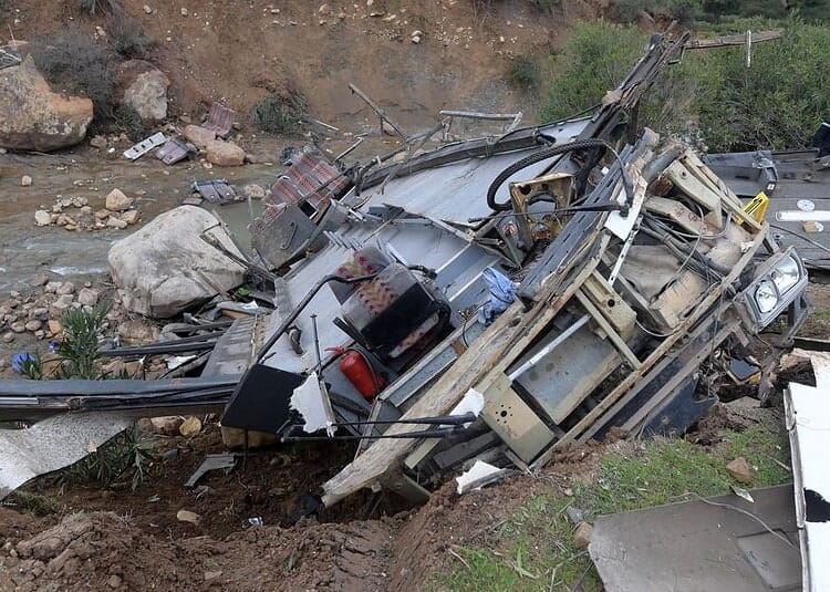 Bus renversé après un accident grave en Tunisie.