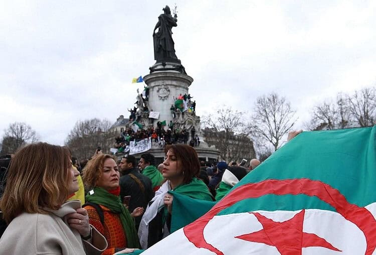 Manifestation en France pour soutenir l'Algérie avec drapeau algérien.