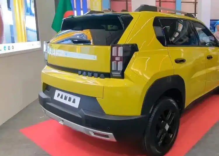Voiture SUV Fiat jaune exposée lors d'un salon automobile en Algérie.