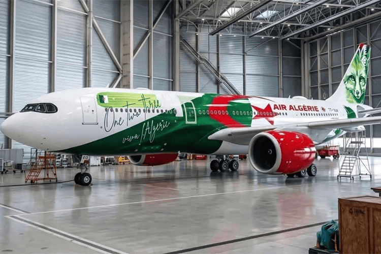 Avion Airbus A330neo d'Air Algérie avec décoration patriotique.
