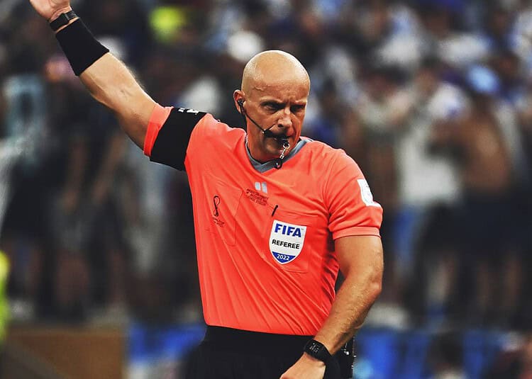 L'arbitre Ghorbal désigné pour un choc africain sous haute tension Arbitre Marciniak en action lors d'un match de football international.