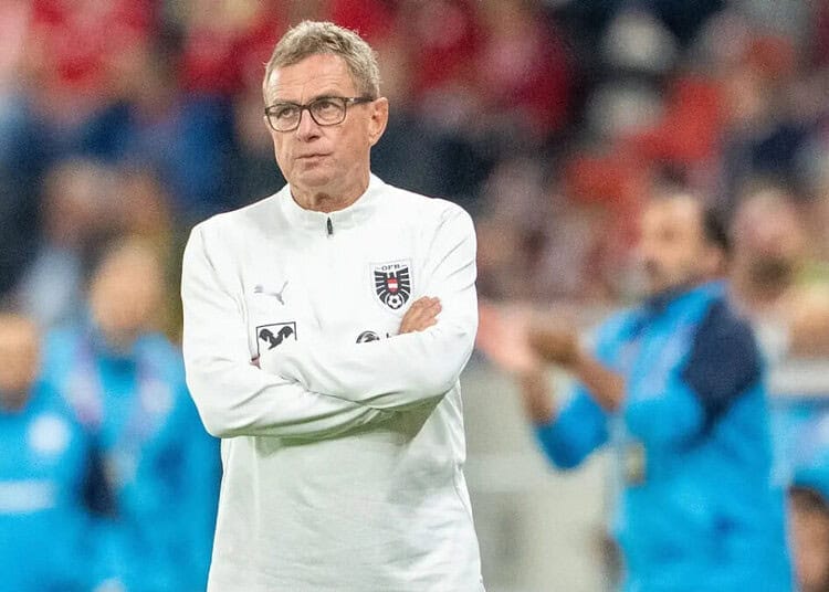Rangnick, entraîneur des Verts, observe le match avec concentration.