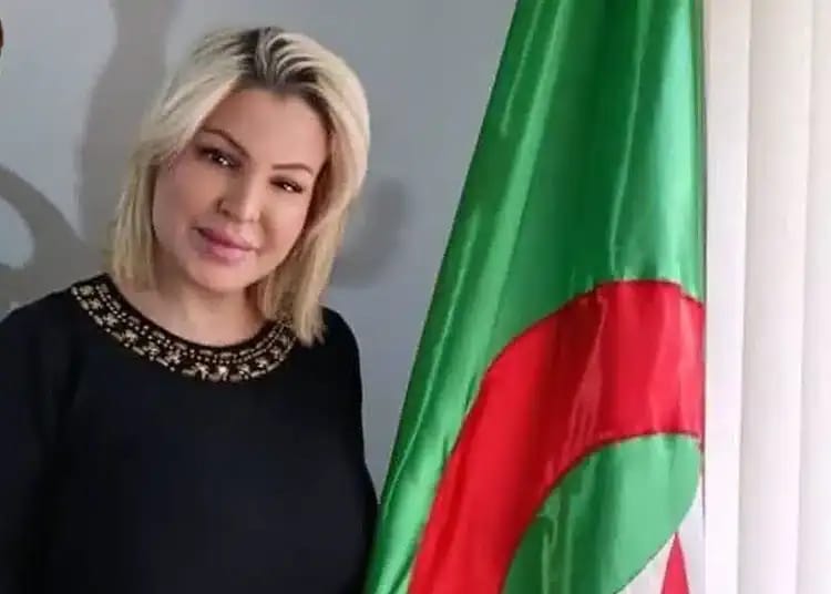 Algérie : Latifa Dib, ex-avocate, écope de 4 ans ferme Latifa Dib, ancienne avocate algérienne, posant à côté du drapeau national.