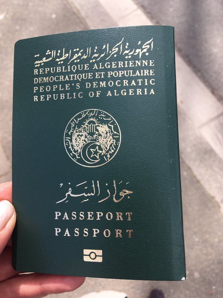 Passeport algérien avec drapeau et sceau national.