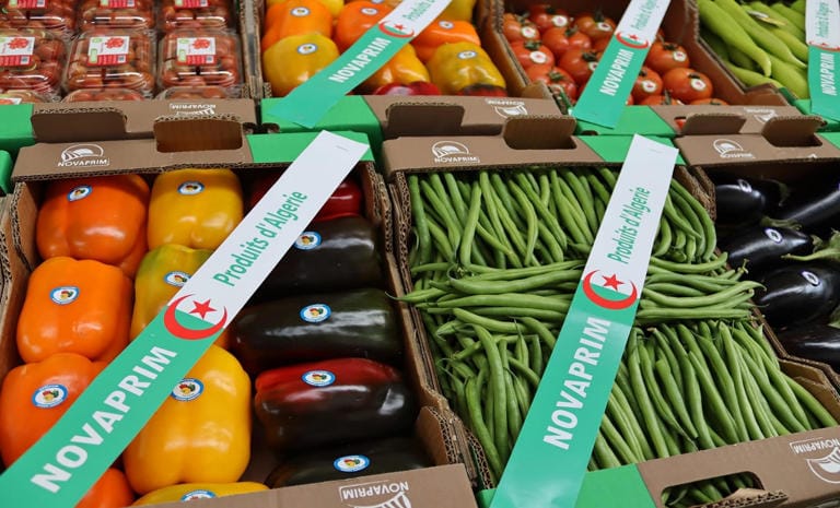 Légumes et fruits algériens dans des boîtes à Madrid.