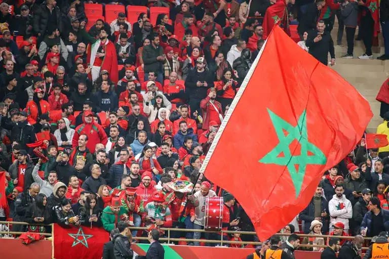 Foule de supporters avec drapeau marocain lors d'un événement.