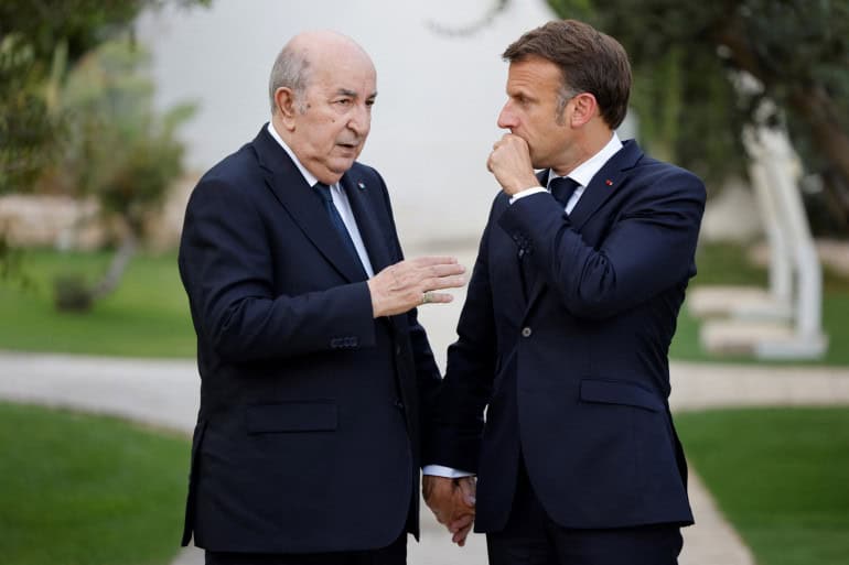 Deux hommes en discussion lors d'une rencontre officielle.