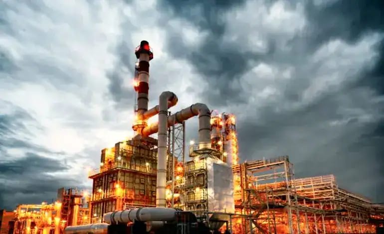 Installation industrielle énergétique en Algérie sous ciel nuageux.