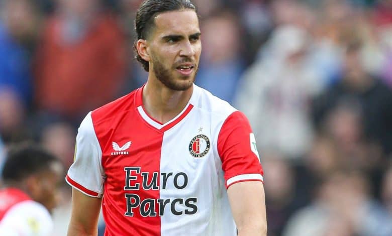 Zerrouki en action sur le terrain de football.