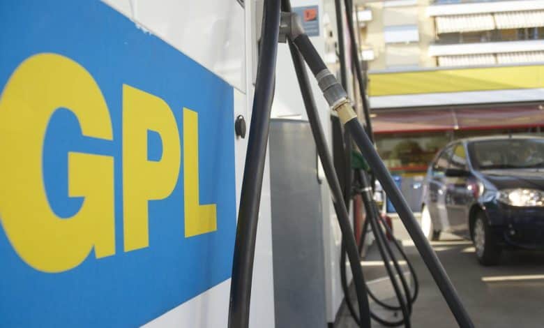 Station de carburant GPL avec tuyaux et pompe.