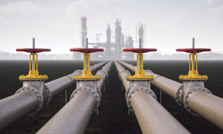 Gros plan sur des pipelines de gaz en Algérie.