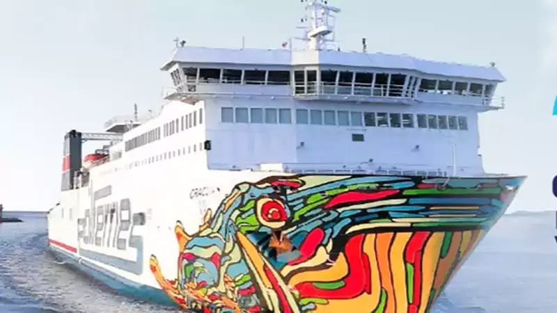 Ferry Nouris Elbahr avec design artistique coloré sur la coque.