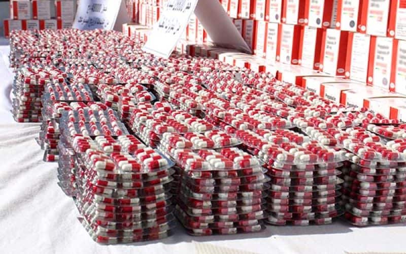Ensemble de pilules rouges et blanches saisies en Algérie en 2025.