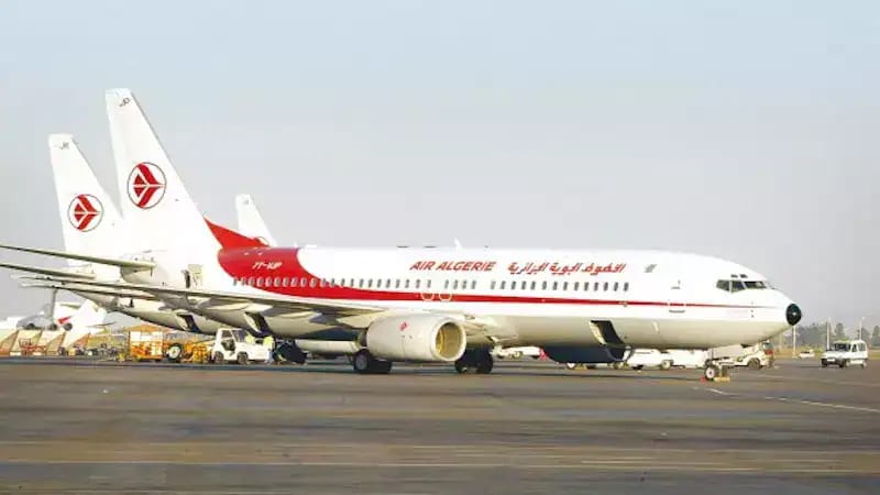 Avion d'Air Algérie stationné à l'aéroport.
