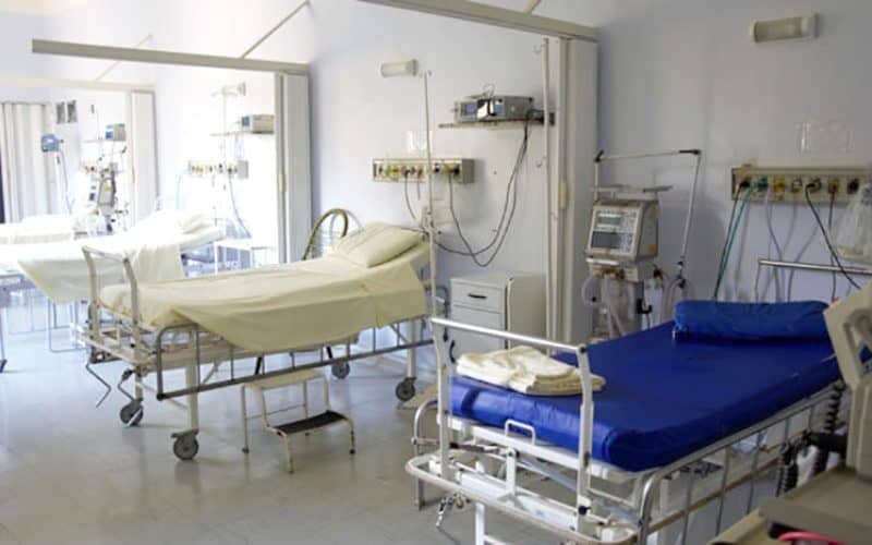 Salle d'hôpital avec lits et équipements médicaux modernes.