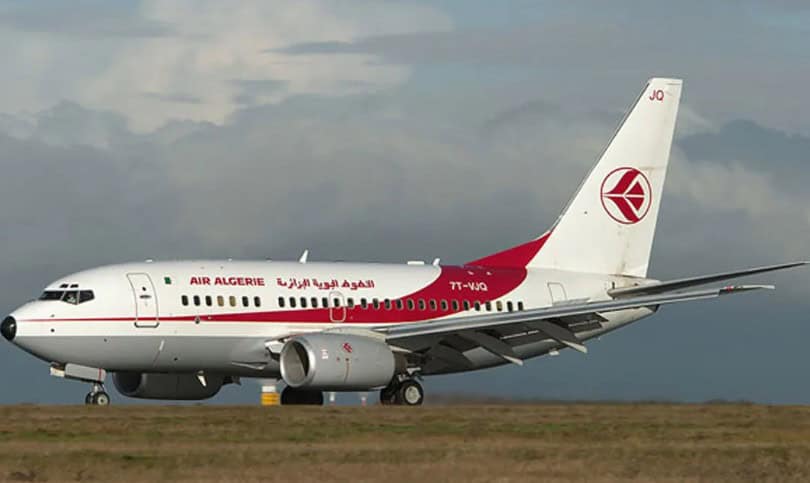 Avion d'Air Algérie avec logo rouge sur fuselage blanc.