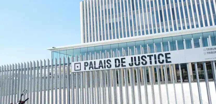 Palais de Justice moderne avec grille en métal à Alger.