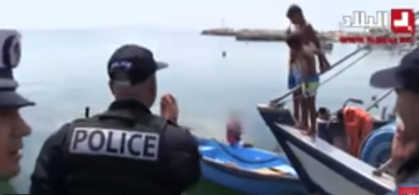 Un homme se jette dans l'eau pour échapper à la police.