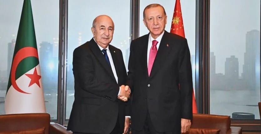 Recep Tayyip Erdogan et un dirigeant algérien lors d'une rencontre officielle.