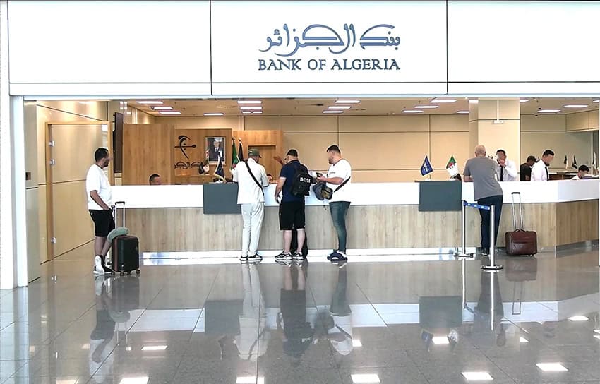 Clients à la banque d'Algérie, service financier et comptoirs.
