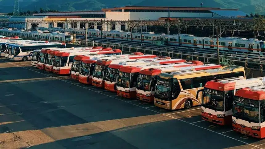 Bus chinois stationnés dans un parking en Algérie.