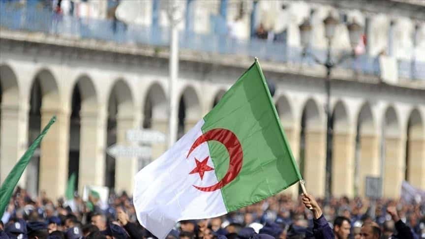 Drapeau algérien flottant lors d'une manifestation populaire.