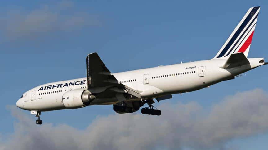 Avion Air France en vol dans le ciel bleu.