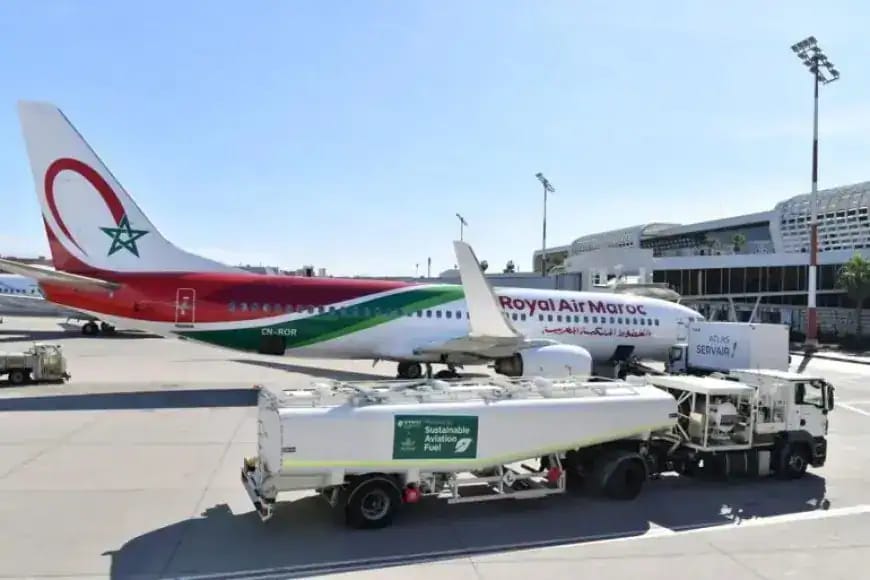 Avion Royal Air Maroc prêt au décollage à l'aéroport.