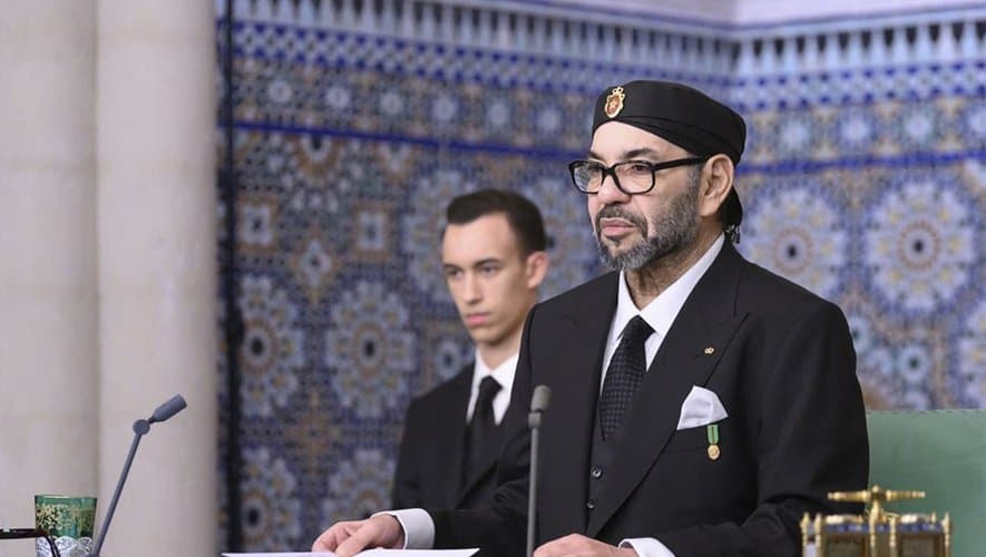Mohammed VI en réunion officielle avec un conseiller.