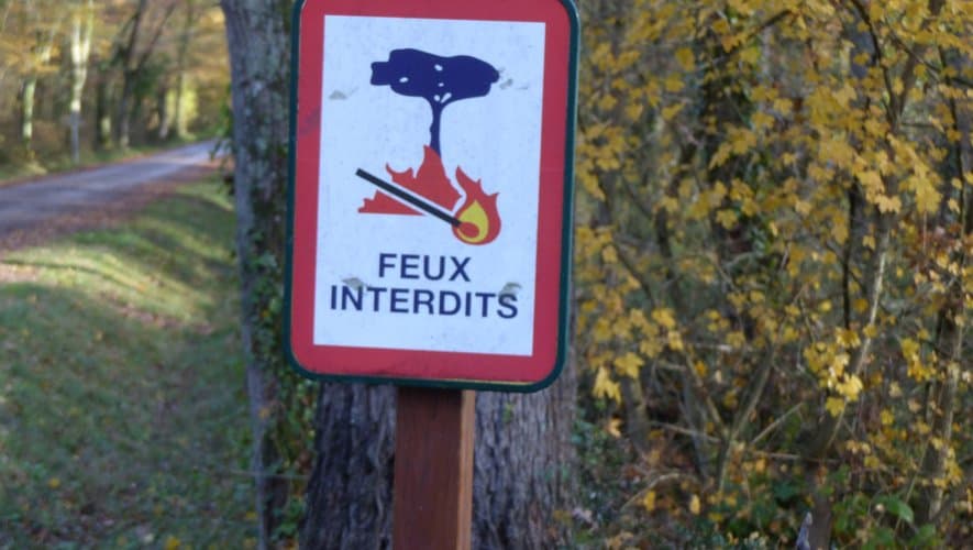 Panneau d'interdiction de feu en forêt en Algérie.