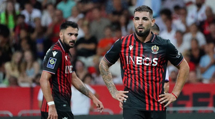 Nice : Andy Delort promet Andy Delort, joueur de football, en pleine action sur le terrain.