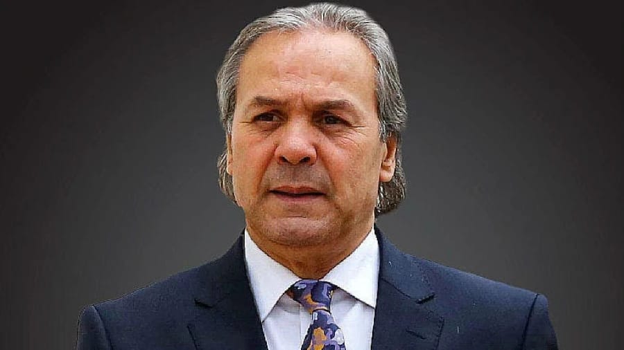 Un avion privé de Saint-Etienne à Paris pour « arrêter » Madjer Homme d'affaires en costume, expression concentrée.