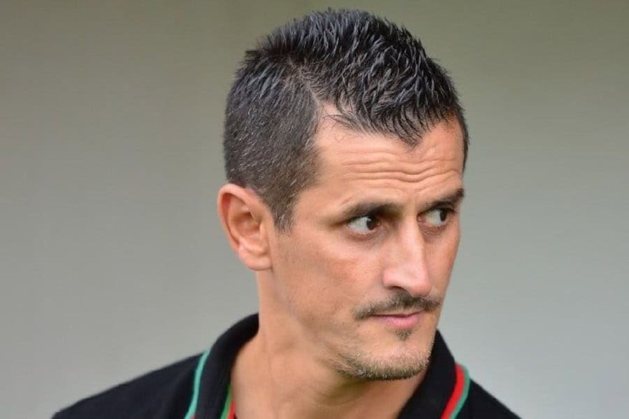 Rafik Saifi exprimant sa frustration lors d'un match de football.