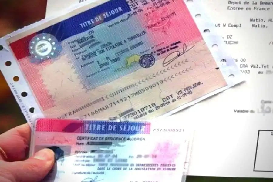 Titre de séjour français avec visa et cachet officiel.